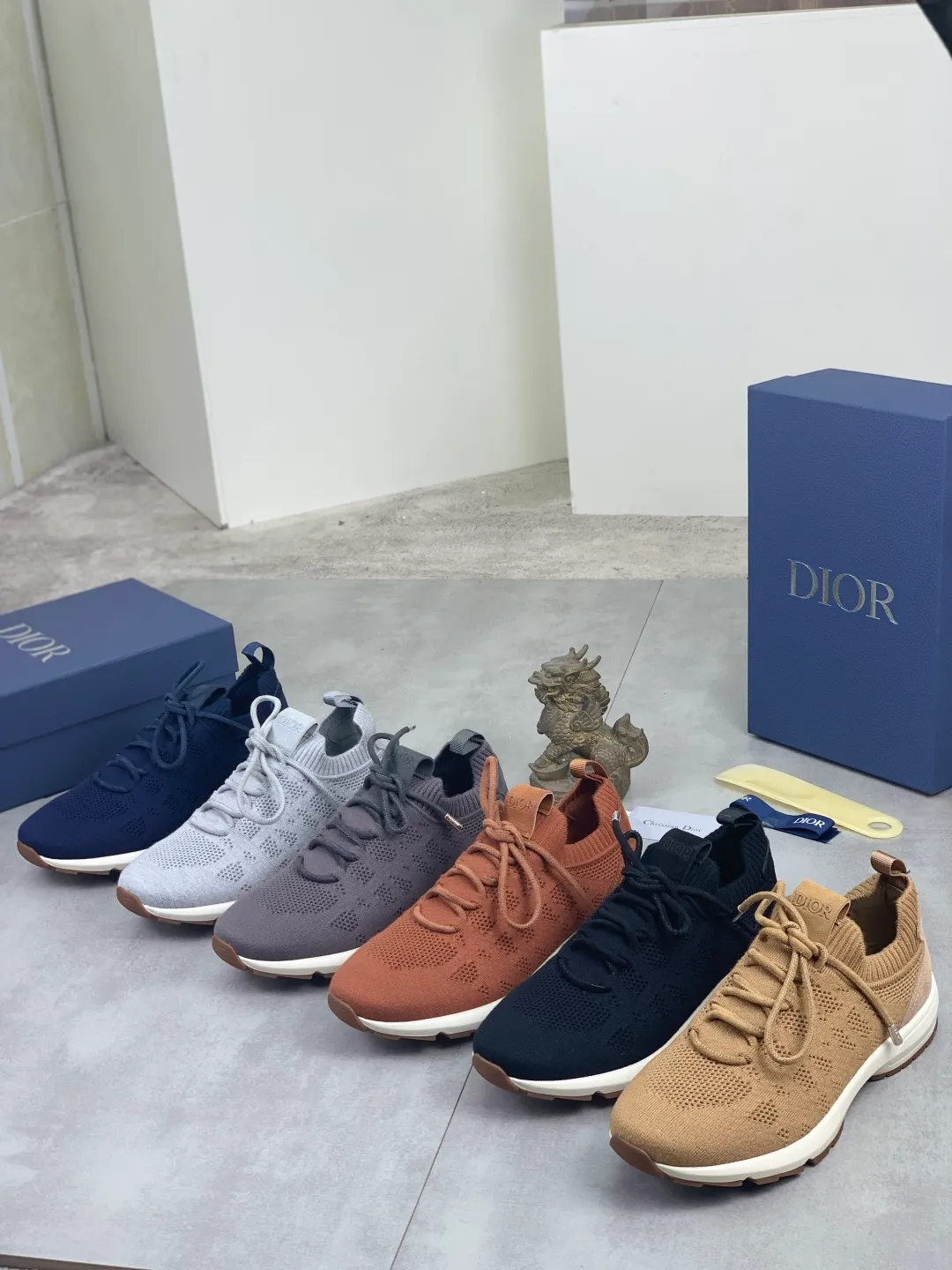 Men's men's shoes P400 new Dior Tech sneakers 2026 early spring series new products, with fashionable details, highlighting retro aesthetics. The fly-knit upper is spliced ​​with the sides of apricot transparent mesh fabric, and the leading edge of the upper window is laminated with high-frequency flat ironing and counter-pressure. The original craftsmanship is beautiful, comfortable and does not fall off. The interior is made of tonal sheep lining, which is soft and comfortable. The heel and tongue are embellished with the Paris logo. The textured TPU soles with the same tonal logo add to the high-end style.  Code number: 38-45 (46 customized)